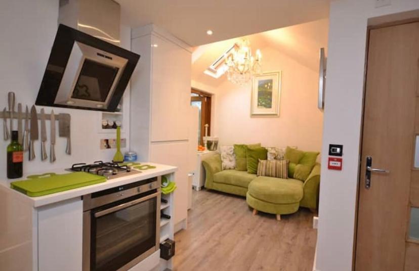 Compact, Central Apartment, Dog Friendly. 金斯布里奇 外观 照片